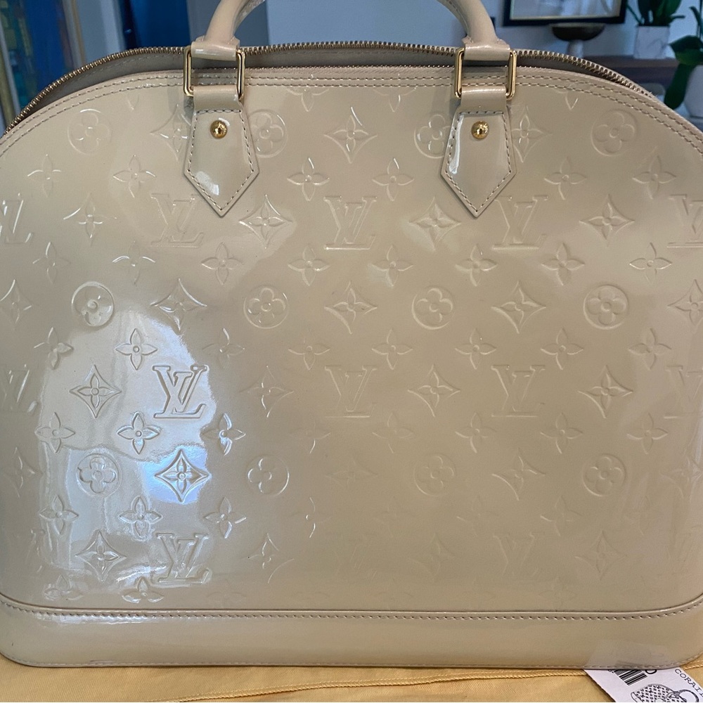 Preowned Louis Vuitton ALMA GM ivory patent leather